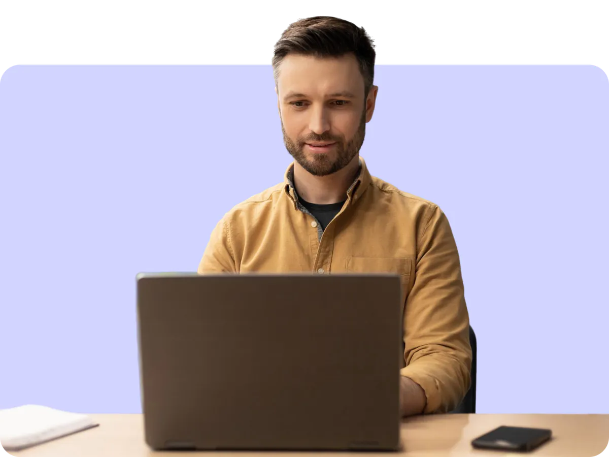 Teilnehmer der Data-Analyst-Weiterbildung arbeitet am Laptop
