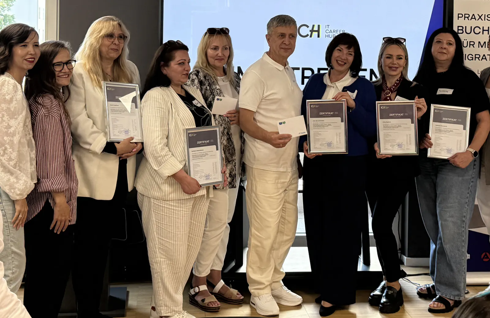 Absolvent:innen von IT Career Hub mit ihren Zertifikaten