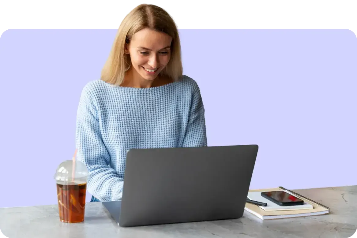 Teilnehmerin der KI-Automatisierungs-Weiterbildung am Laptop