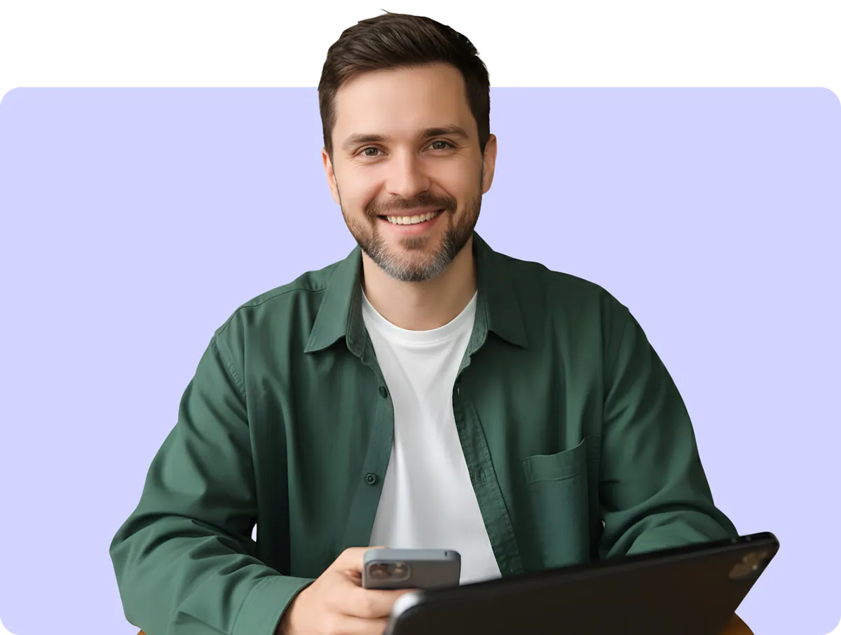 Teilnehmer der Marketplace-Manager-Weiterbildung mit Tablet