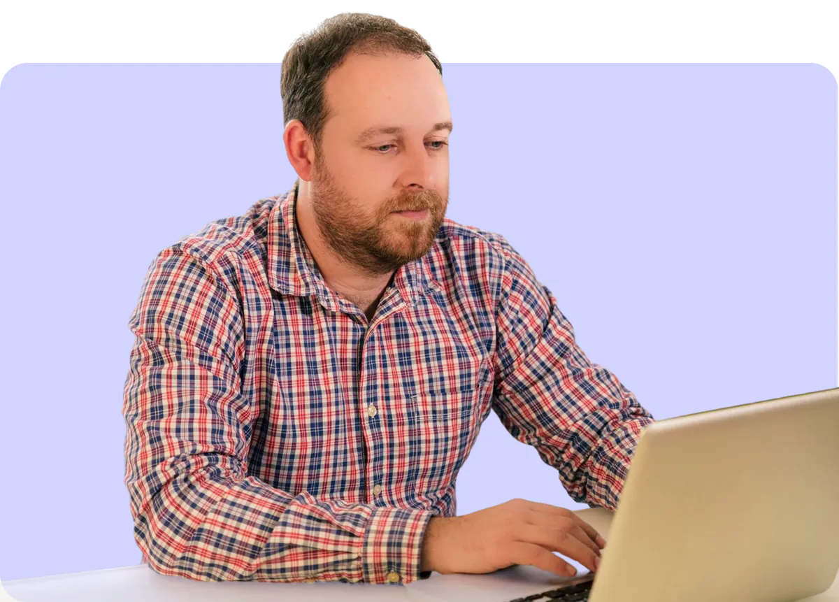 Teilnehmer der Webentwicklungs-Weiterbildung programmiert am Laptop