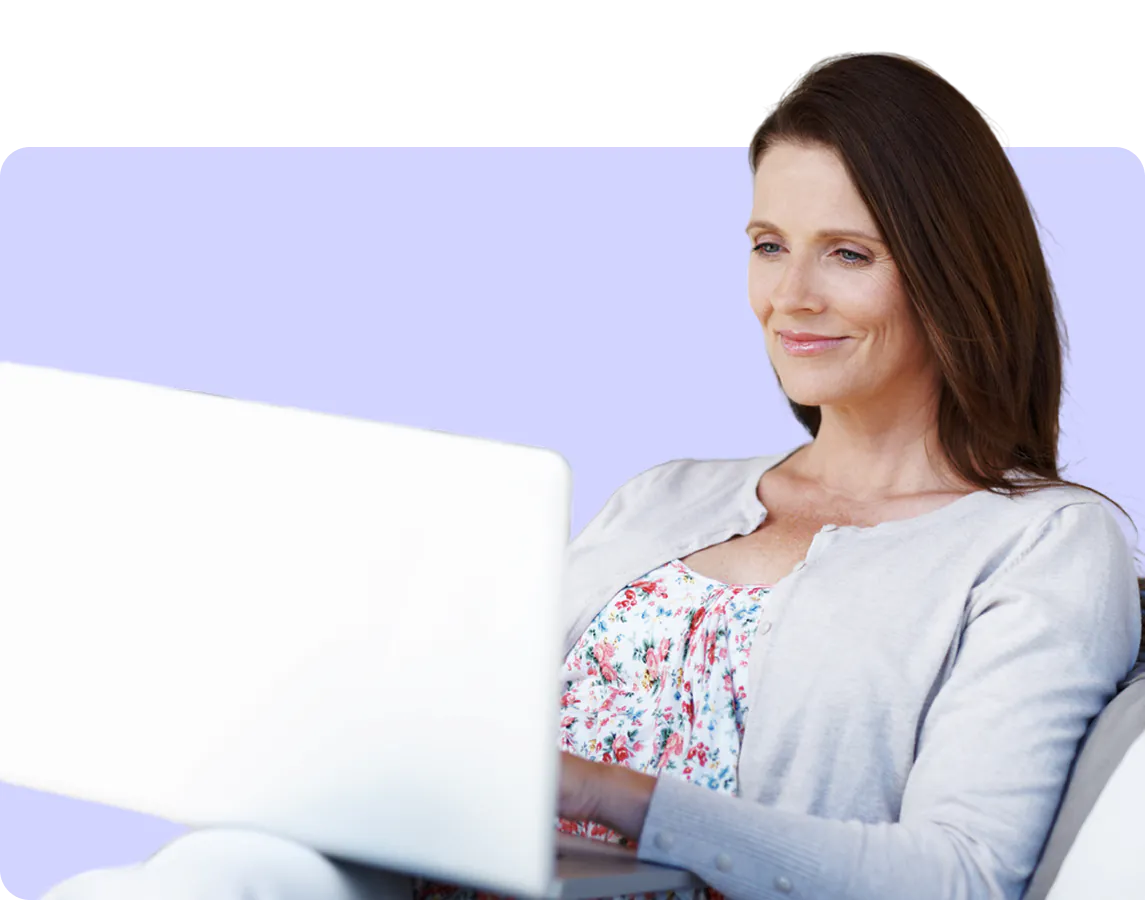 Frau prüft ihre Förderung am Laptop